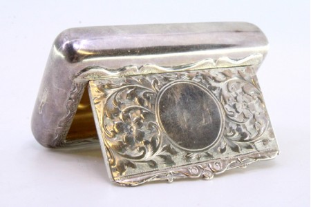  Caixa de rapé em prata guilhochada envolvendo cartela para monograma com interior dourado e tampa basculante do período de Edward VII. 